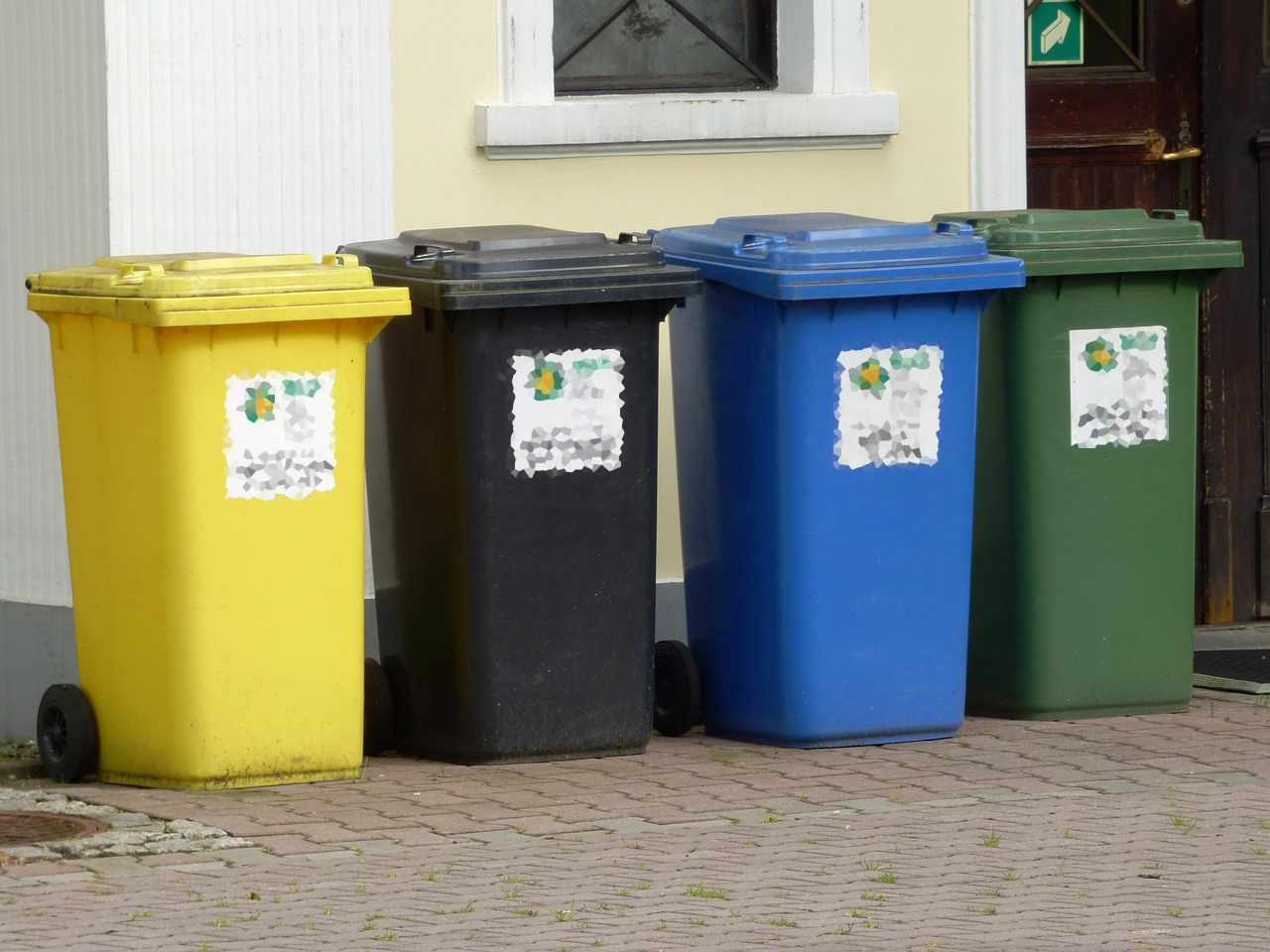 Contenedores de basura municipales y plástico | Urbano y Accesible